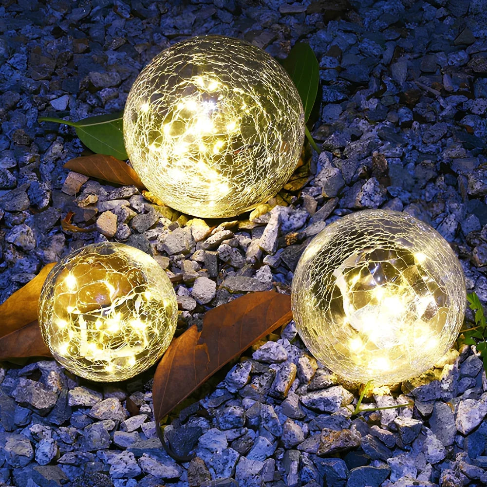 Solarbetriebene Gartenkugel mit warmweißem Licht und Rissmuster