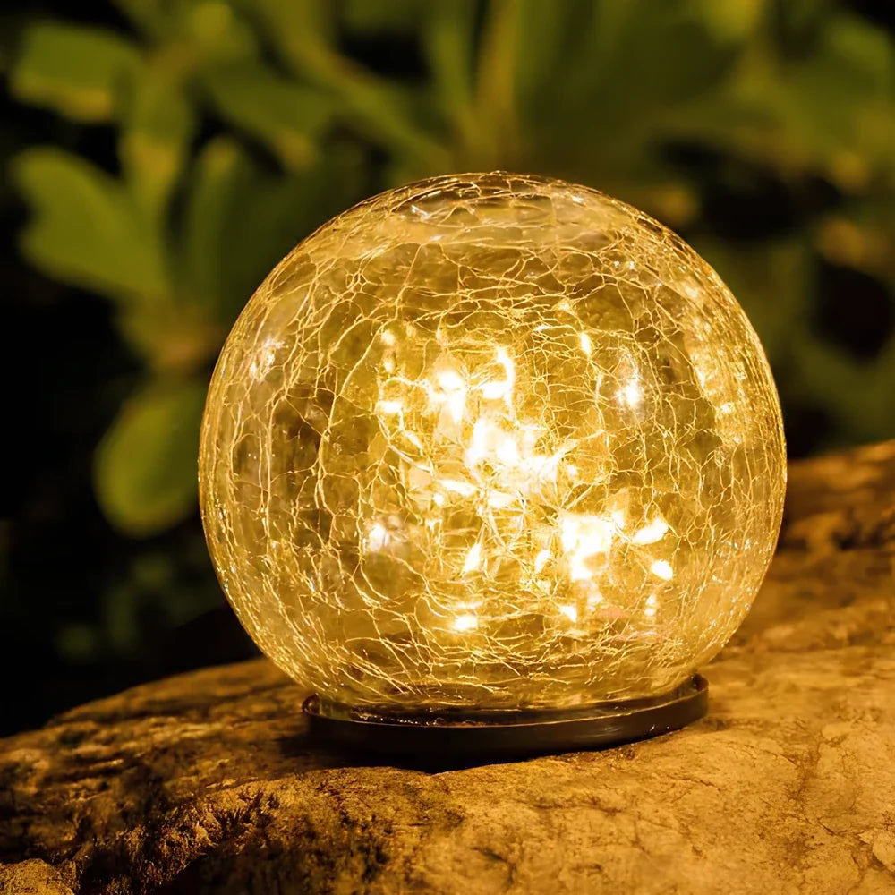 Solarbetriebene Gartenkugel mit warmweißem Licht und Rissmuster