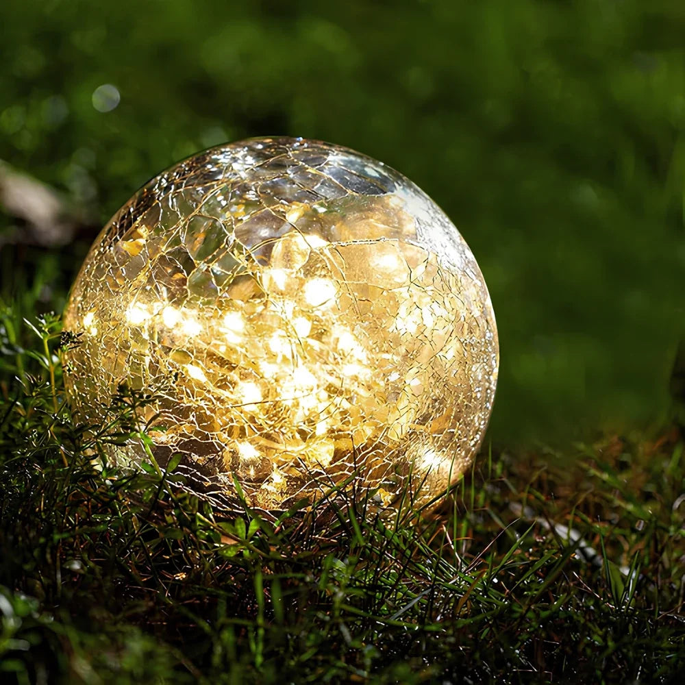 Solarbetriebene Gartenkugel mit warmweißem Licht und Rissmuster