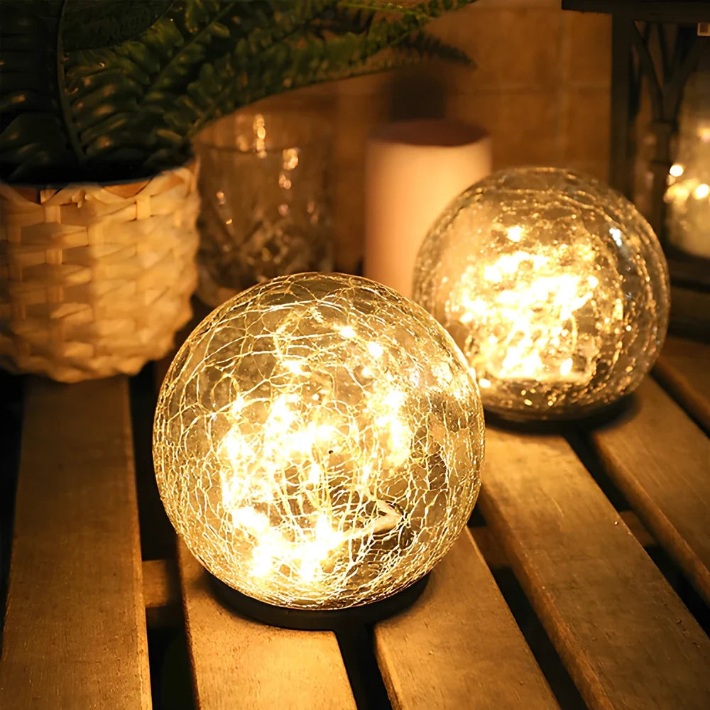 Solarbetriebene Gartenkugel mit warmweißem Licht und Rissmuster