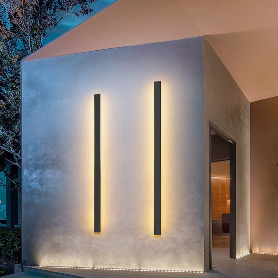 Linear Luxe™ Außenwandleuchte aus Schmiedeeisen und Aluminium