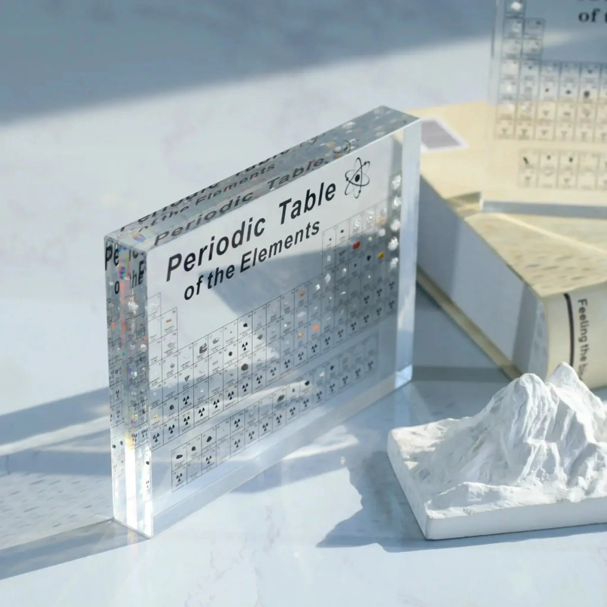 Periodensystem mit 83 echten Elementproben in Acryl und Holzbeleuchtung
