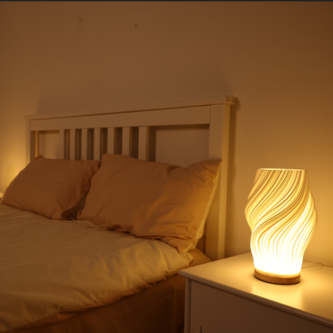 Serene Wellenkamm Tischlampe mit Holzsockel und dimmbarem Licht
