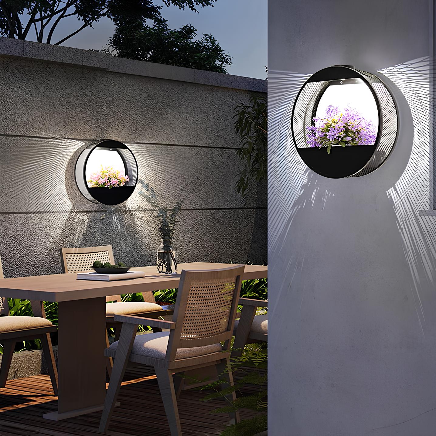 Solarbetriebene Wandlampe mit integriertem Pflanztopf