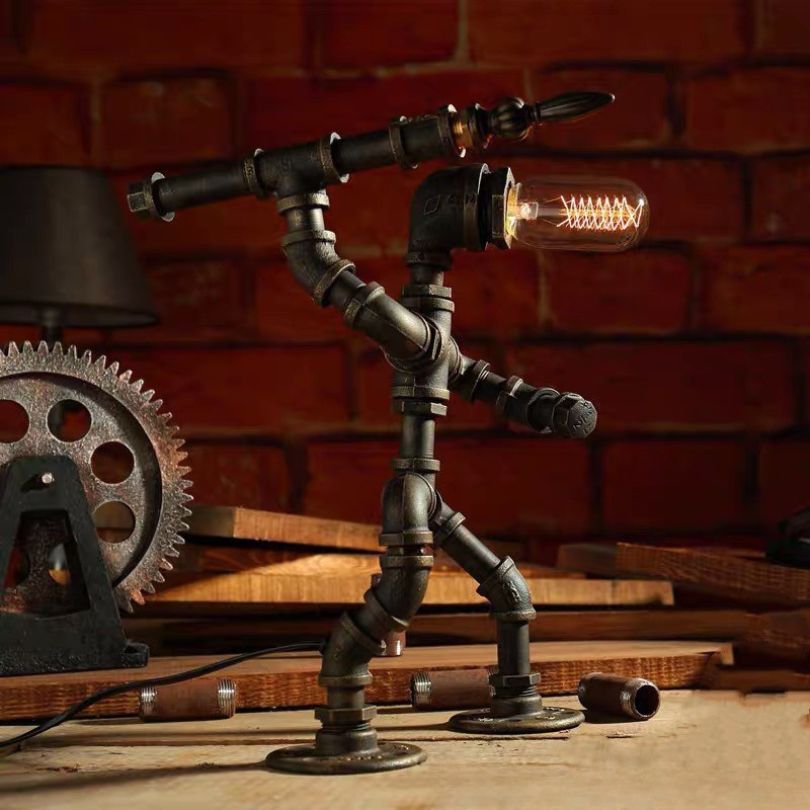 Steampunk Tischlampe aus Eisenrohren mit Vintage-Glühbirne