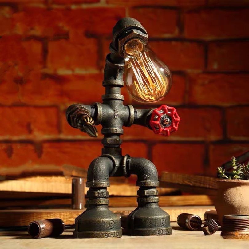 Steampunk Tischlampe aus Eisenrohren mit Vintage-Glühbirne