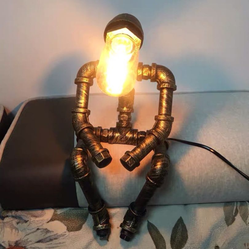 Steampunk Tischlampe aus Eisenrohren mit Vintage-Glühbirne