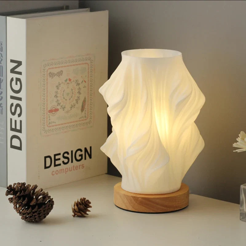 Serene Wellenkamm Tischlampe mit Holzsockel und dimmbarem Licht