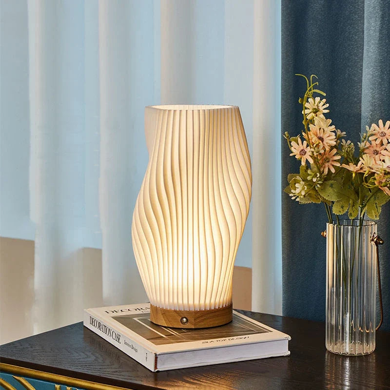 Serene Wellenkamm Tischlampe mit Holzsockel und dimmbarem Licht