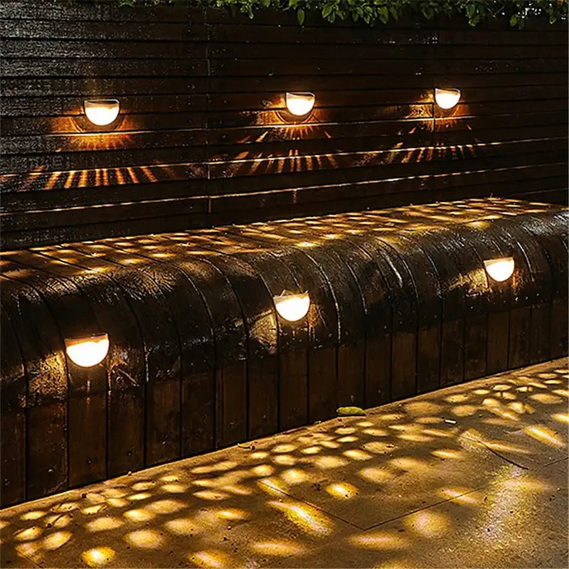Solarbetriebene Außen-Wandleuchte mit Musterlicht