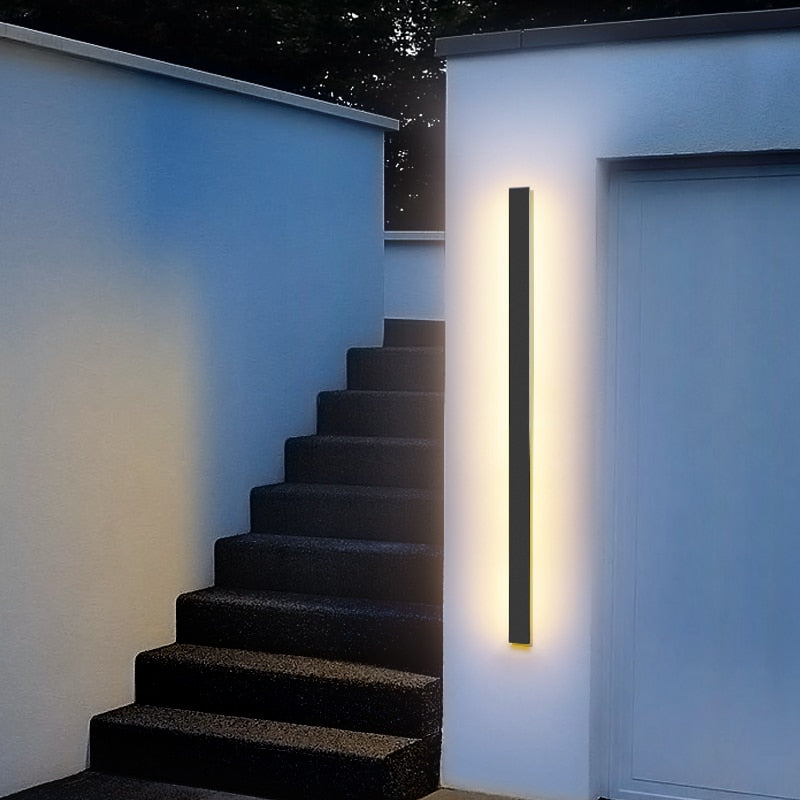 Linear Luxe™ Außenwandleuchte aus Schmiedeeisen und Aluminium