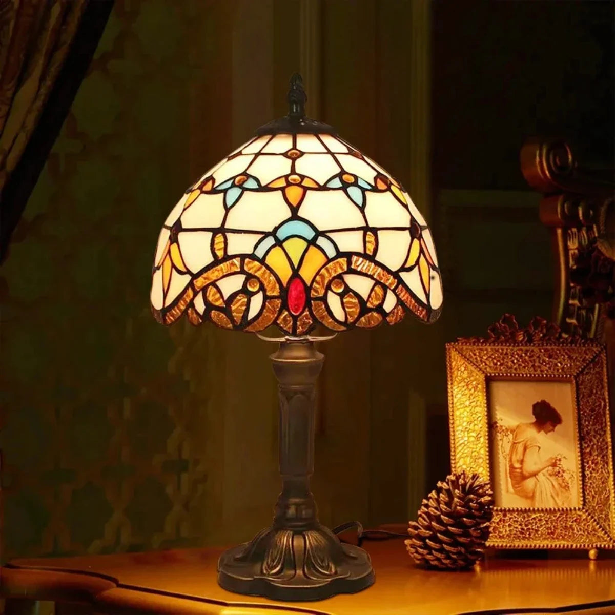 Antike Tischlampe mit Glasmalerei im Barock- oder Blumenmuster