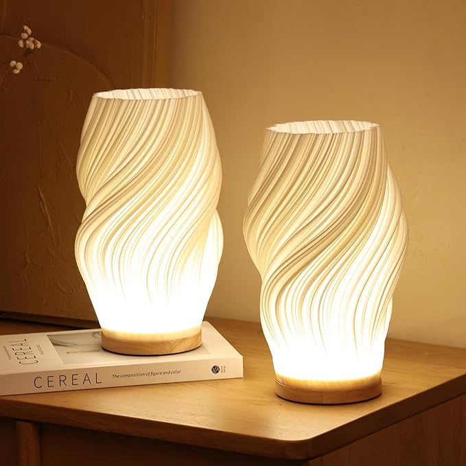 Serene Wellenkamm Tischlampe mit Holzsockel und dimmbarem Licht