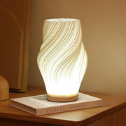 Serene Wellenkamm Tischlampe mit Holzsockel und dimmbarem Licht