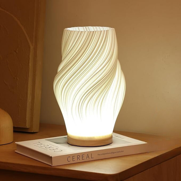 Serene Wellenkamm Tischlampe mit Holzsockel und dimmbarem Licht
