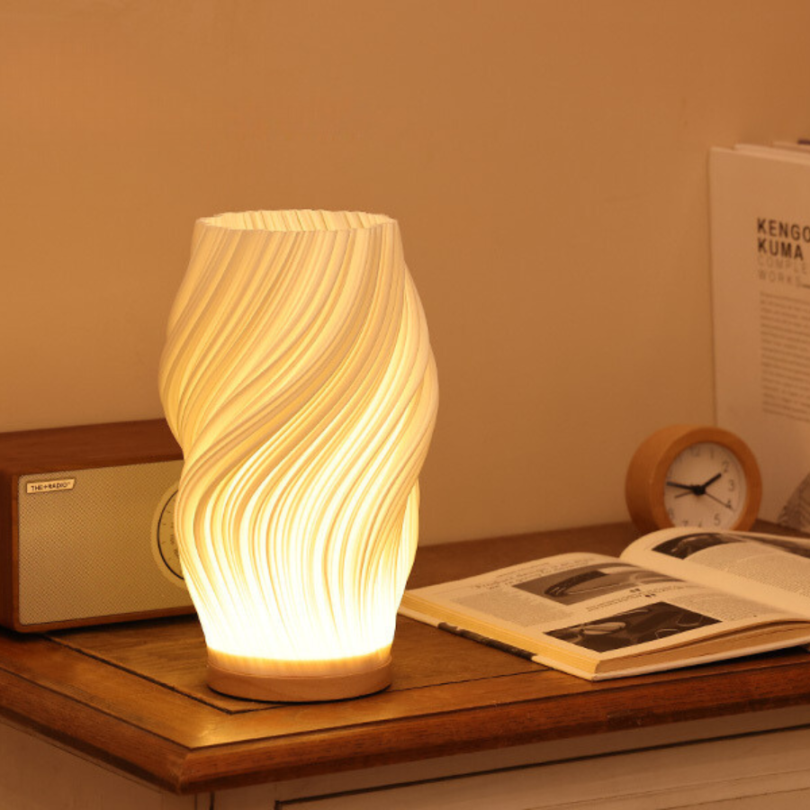 Serene Wellenkamm Tischlampe mit Holzsockel und dimmbarem Licht