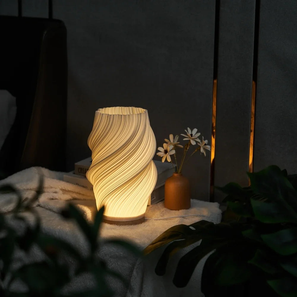 Serene Wellenkamm Tischlampe mit Holzsockel und dimmbarem Licht