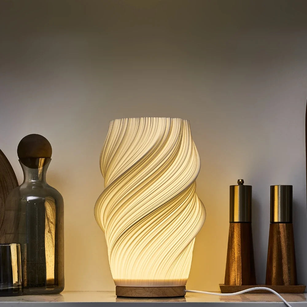Serene Wellenkamm Tischlampe mit Holzsockel und dimmbarem Licht