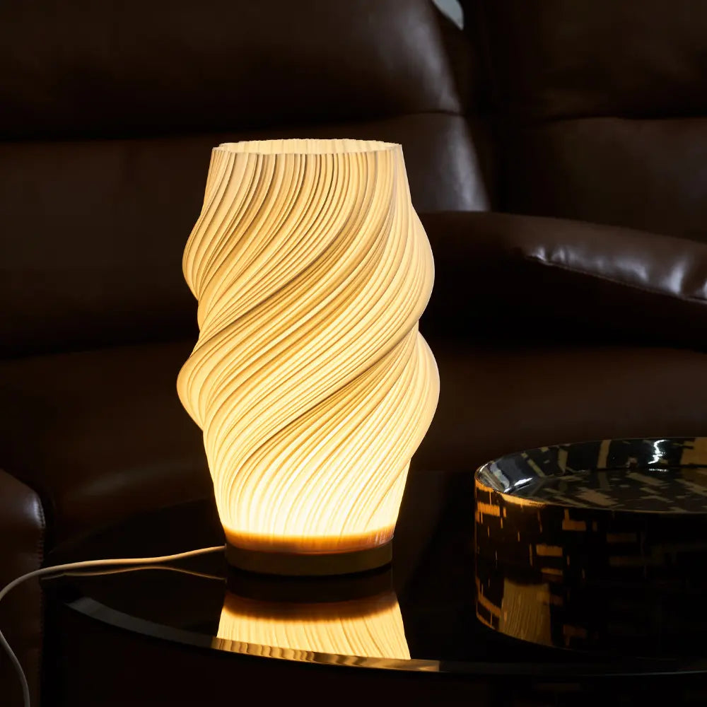 Serene Wellenkamm Tischlampe mit Holzsockel und dimmbarem Licht