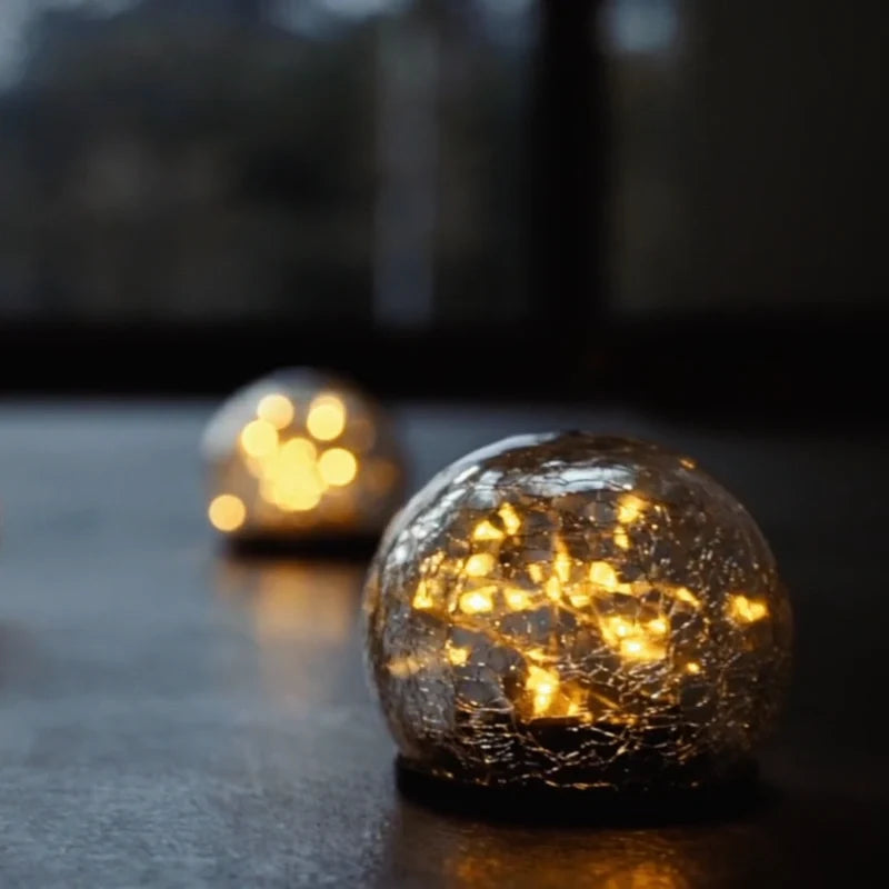 Solarbetriebene Gartenkugel mit warmweißem Licht und Rissmuster