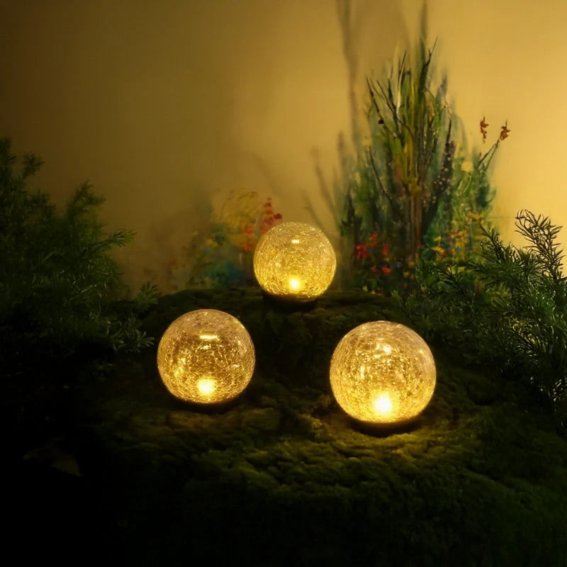 Solarbetriebene Gartenkugel mit warmweißem Licht und Rissmuster