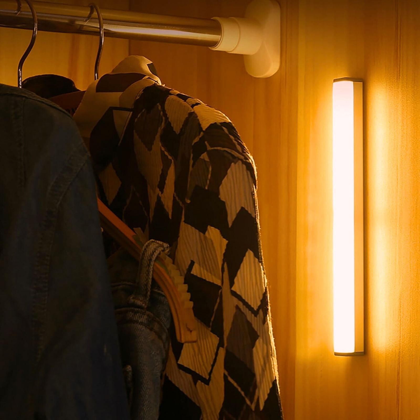 Brightly™ Bewegungsmelder-Licht mit Magnetbefestigung, warmweiß oder kaltweiß