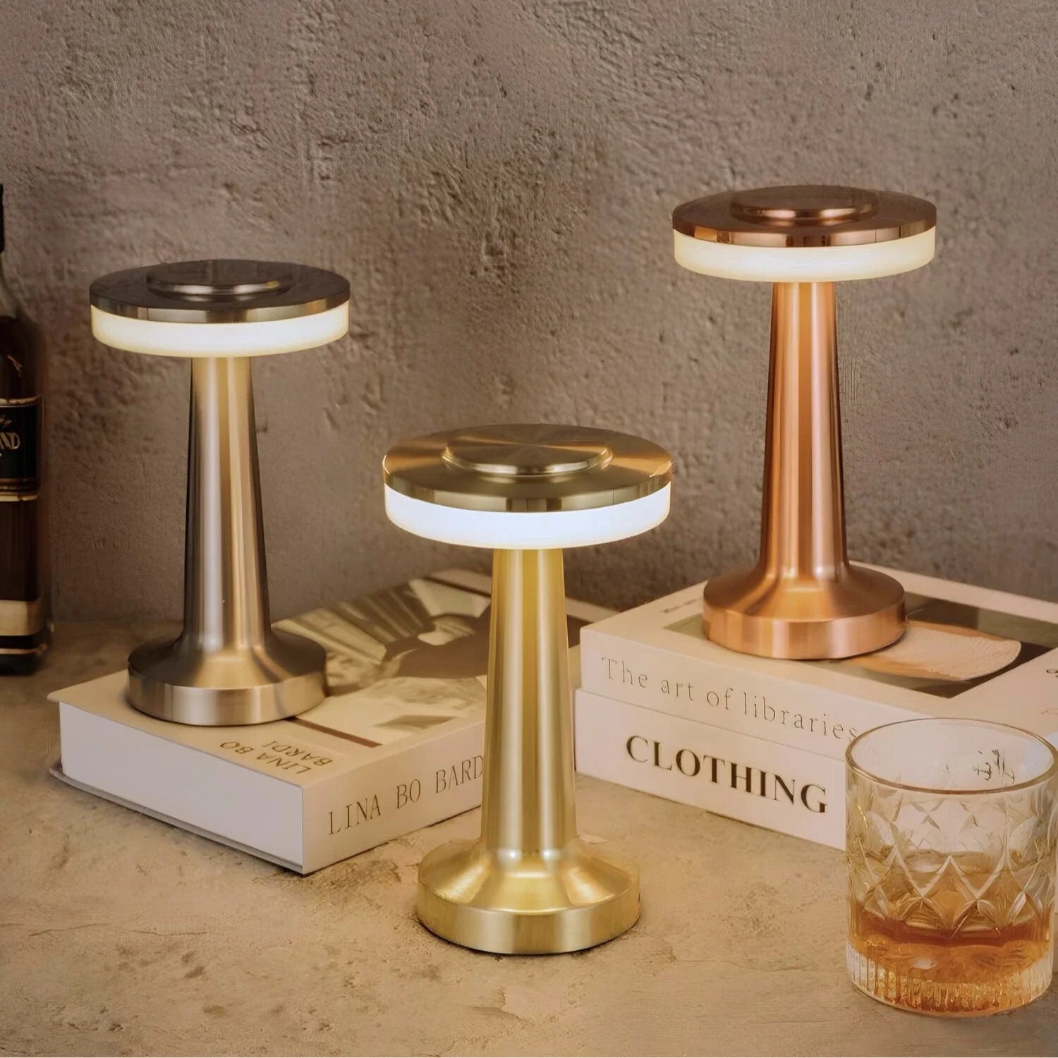 Retro Tischlampe aus Eisen mit dimmbarer Lichtfarbe und kabellosem Design