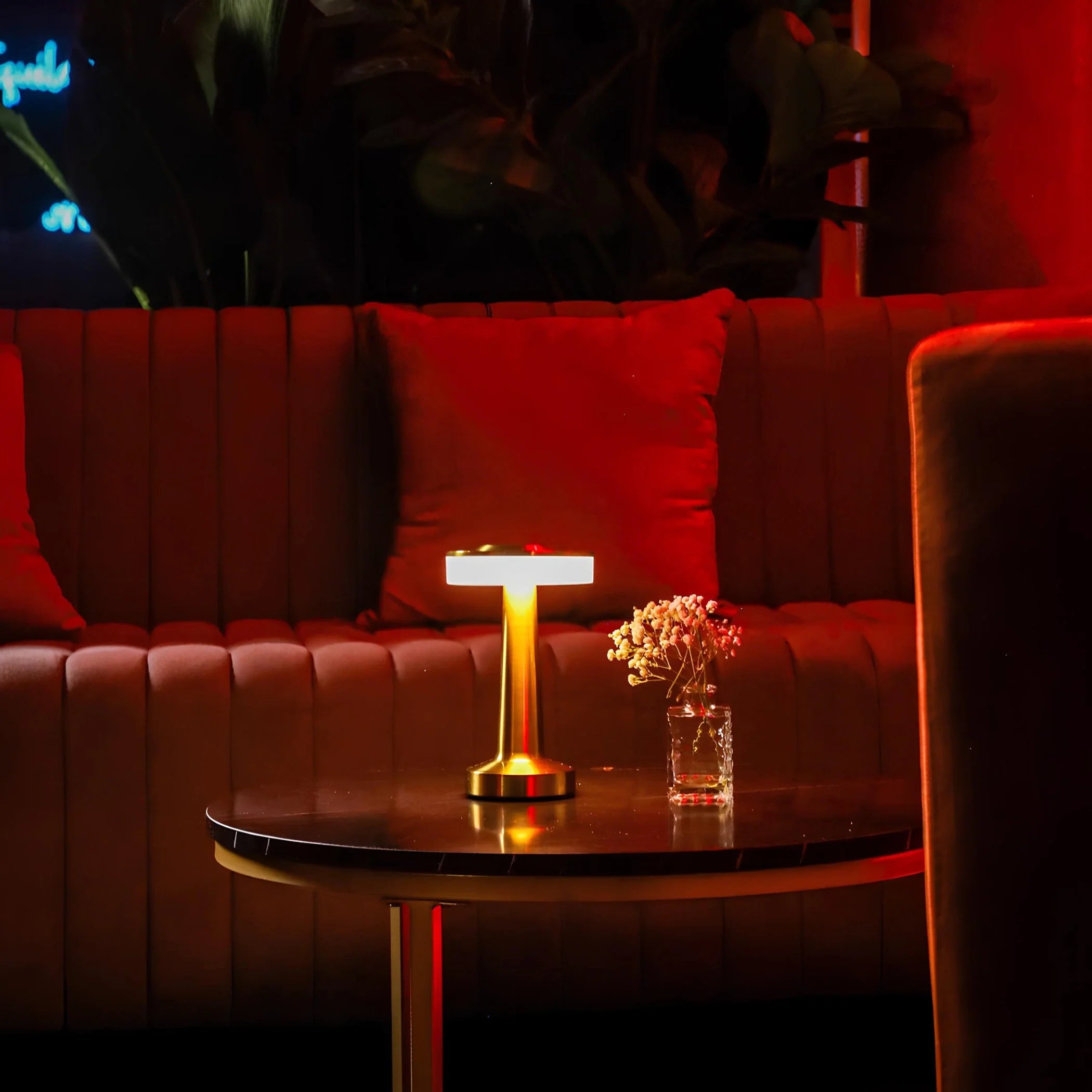 Retro Tischlampe aus Eisen mit dimmbarer Lichtfarbe und kabellosem Design