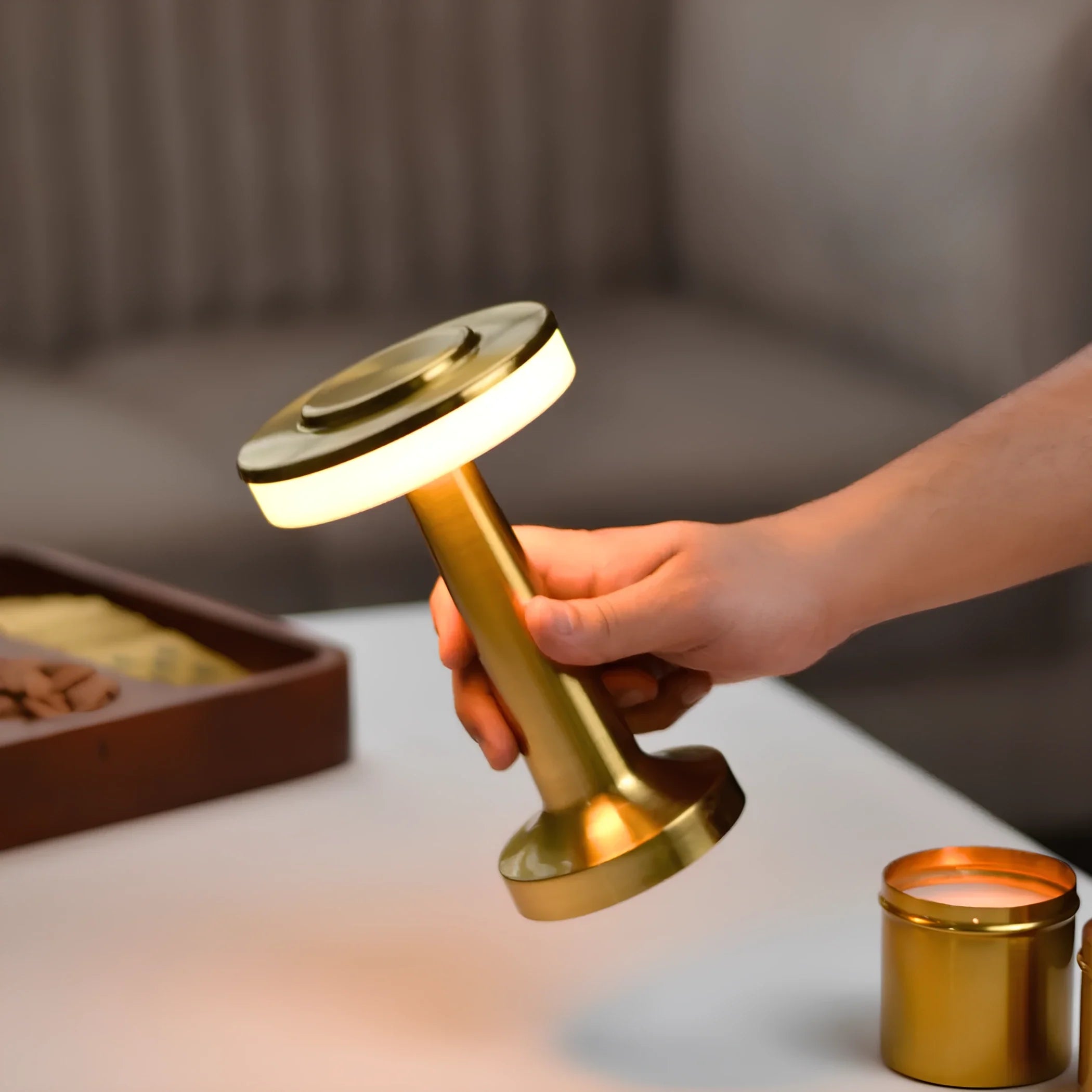 Retro Tischlampe aus Eisen mit dimmbarer Lichtfarbe und kabellosem Design