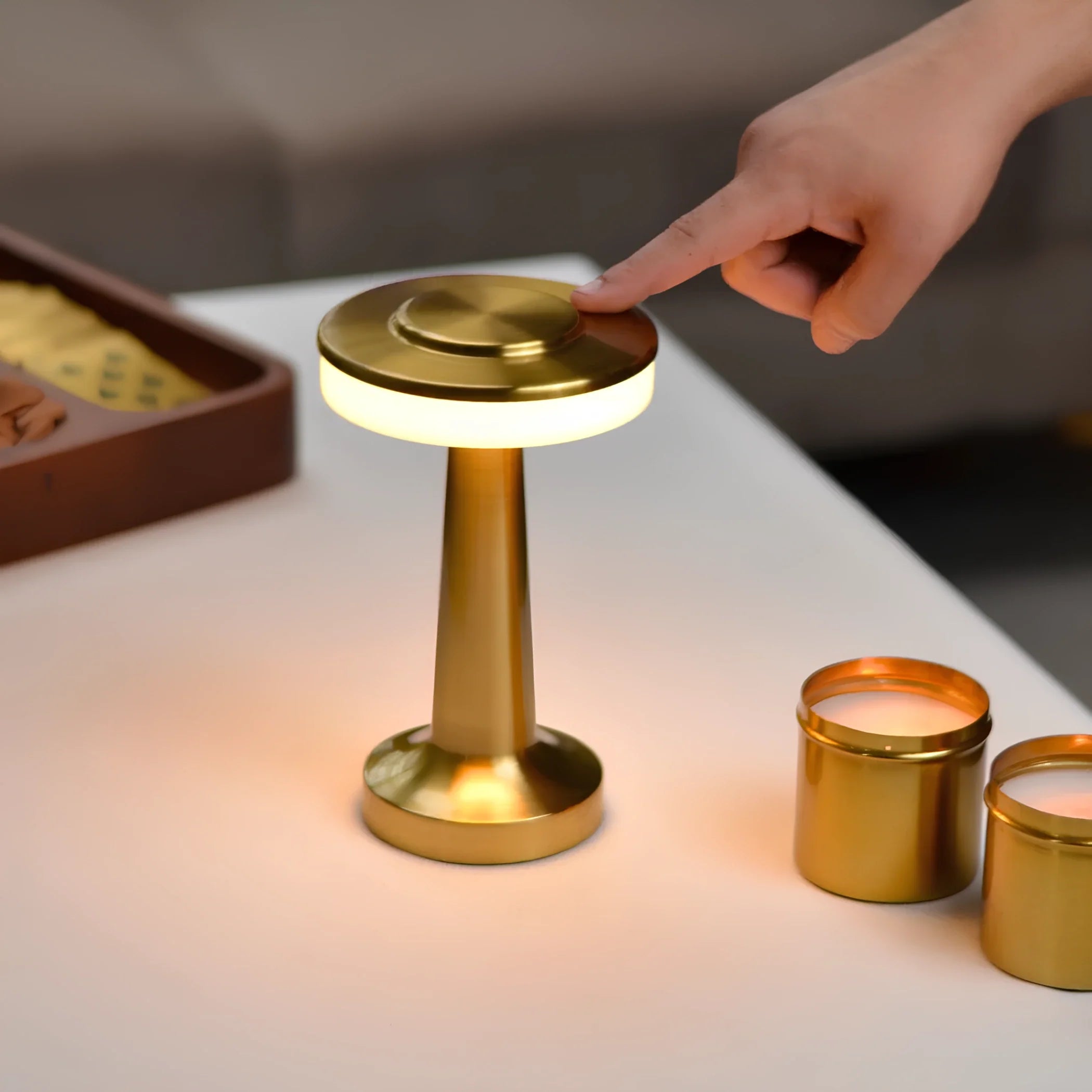 Retro Tischlampe aus Eisen mit dimmbarer Lichtfarbe und kabellosem Design