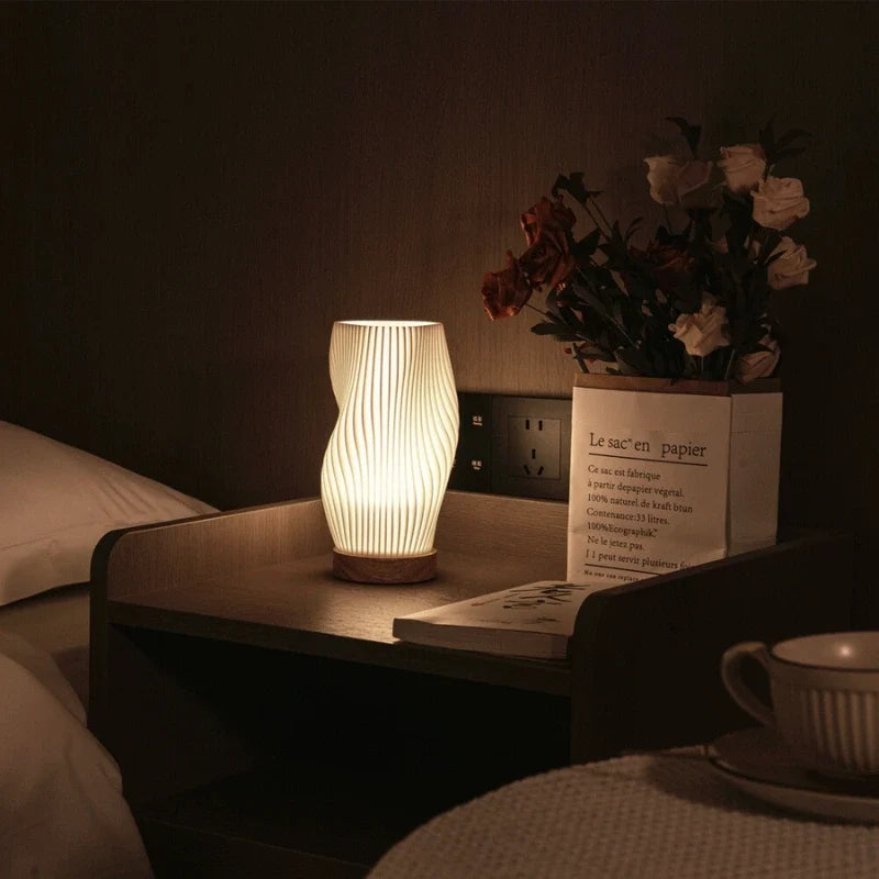 Serene Wellenkamm Tischlampe mit Holzsockel und dimmbarem Licht