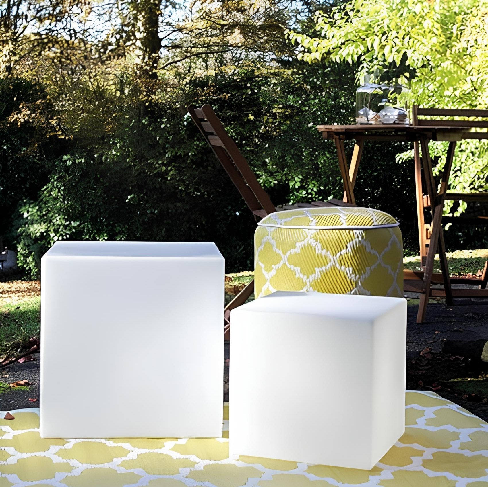 Kubisches Gartenlicht mit Farbwechsel und wetterfestem Design