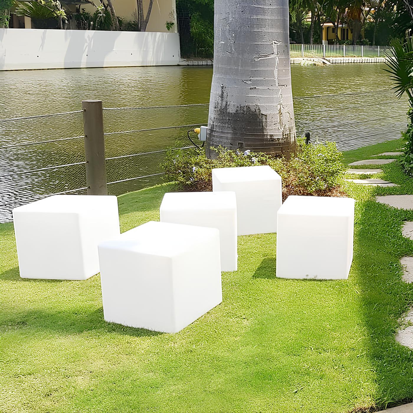 Kubisches Gartenlicht mit Farbwechsel und wetterfestem Design