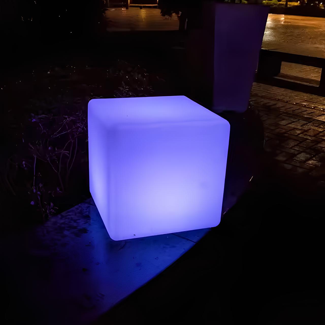 Kubisches Gartenlicht mit Farbwechsel und wetterfestem Design