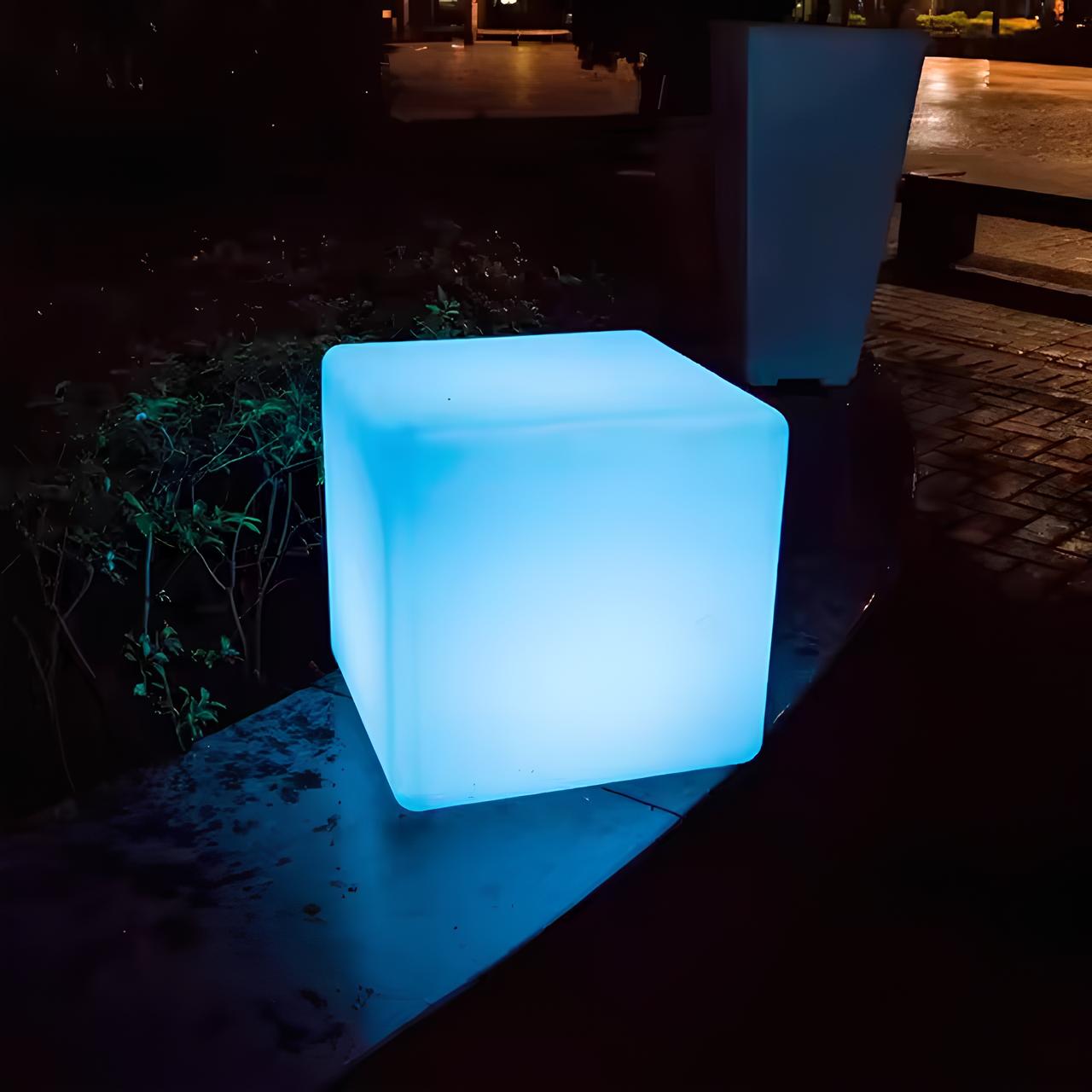 Kubisches Gartenlicht mit Farbwechsel und wetterfestem Design