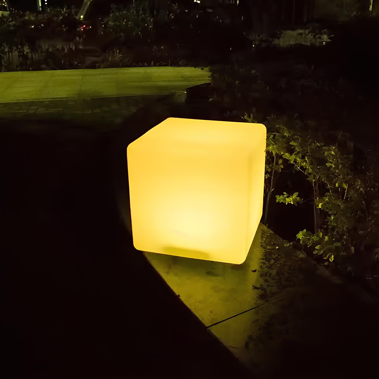 Kubisches Gartenlicht mit Farbwechsel und wetterfestem Design