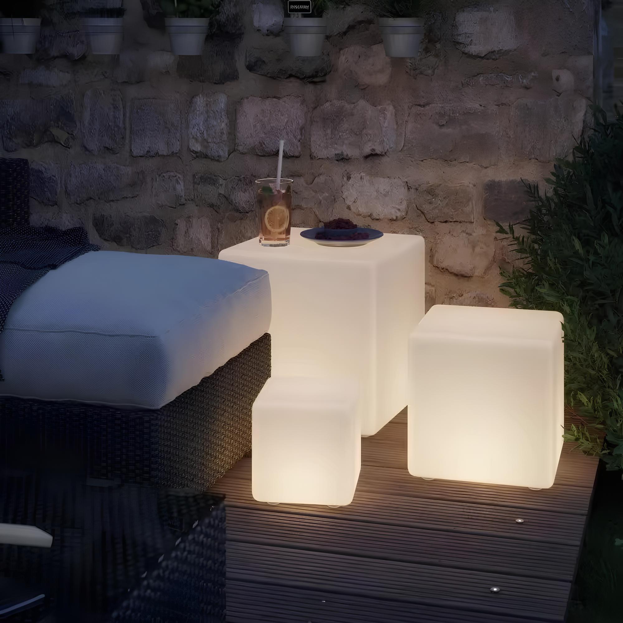 Kubisches Gartenlicht mit Farbwechsel und wetterfestem Design