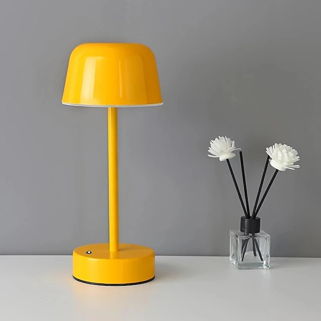 Prisma Pulsflare Tischlampe mit dimmbarem Licht und Metallgehäuse
