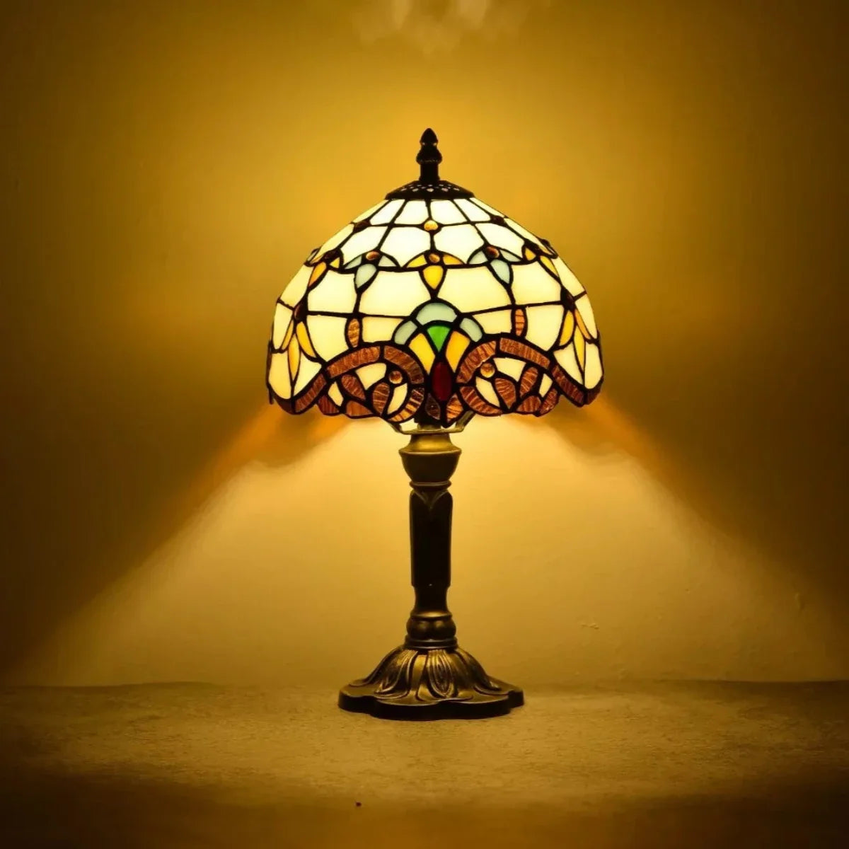Antike Tischlampe mit Glasmalerei im Barock- oder Blumenmuster