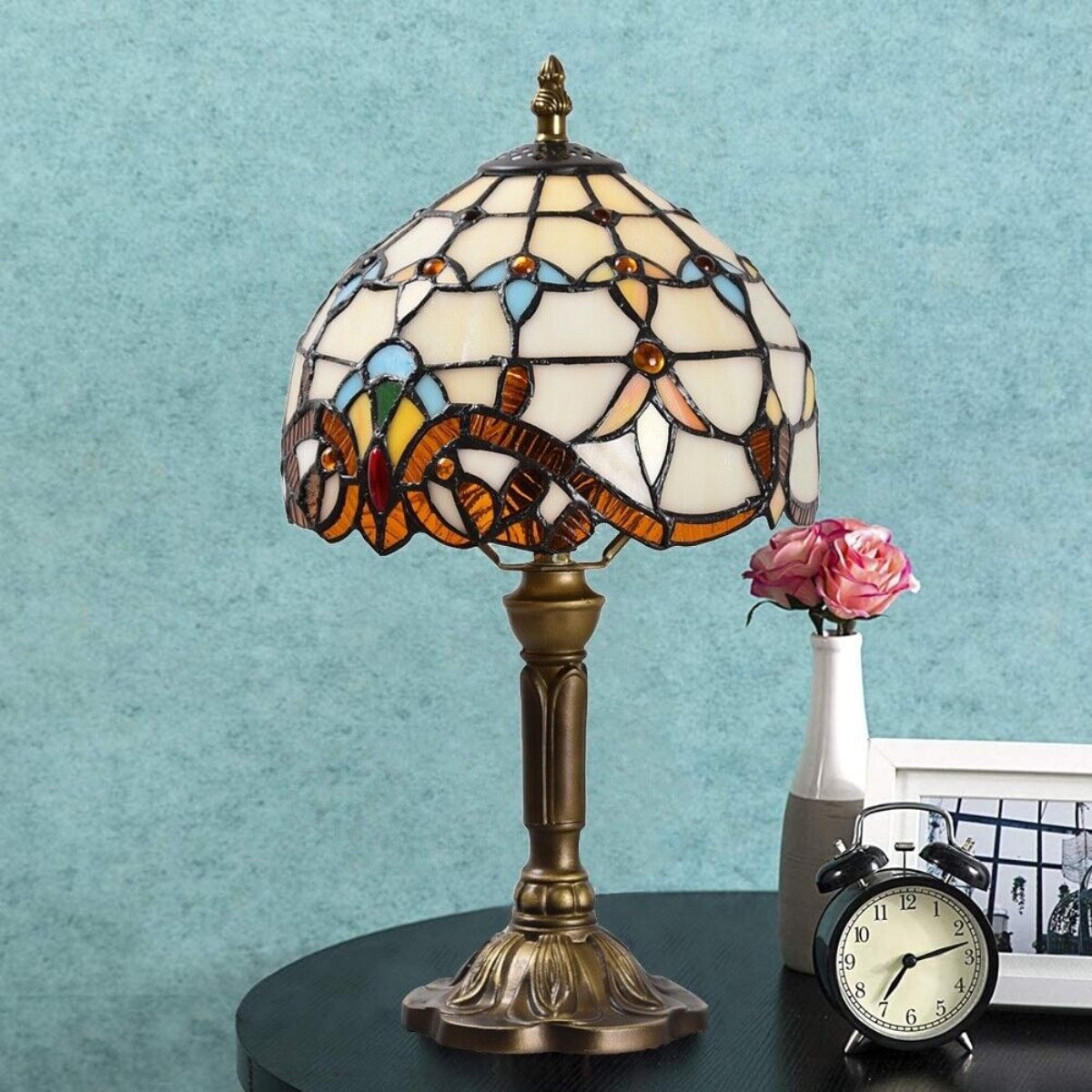 Antike Tischlampe mit Glasmalerei im Barock- oder Blumenmuster
