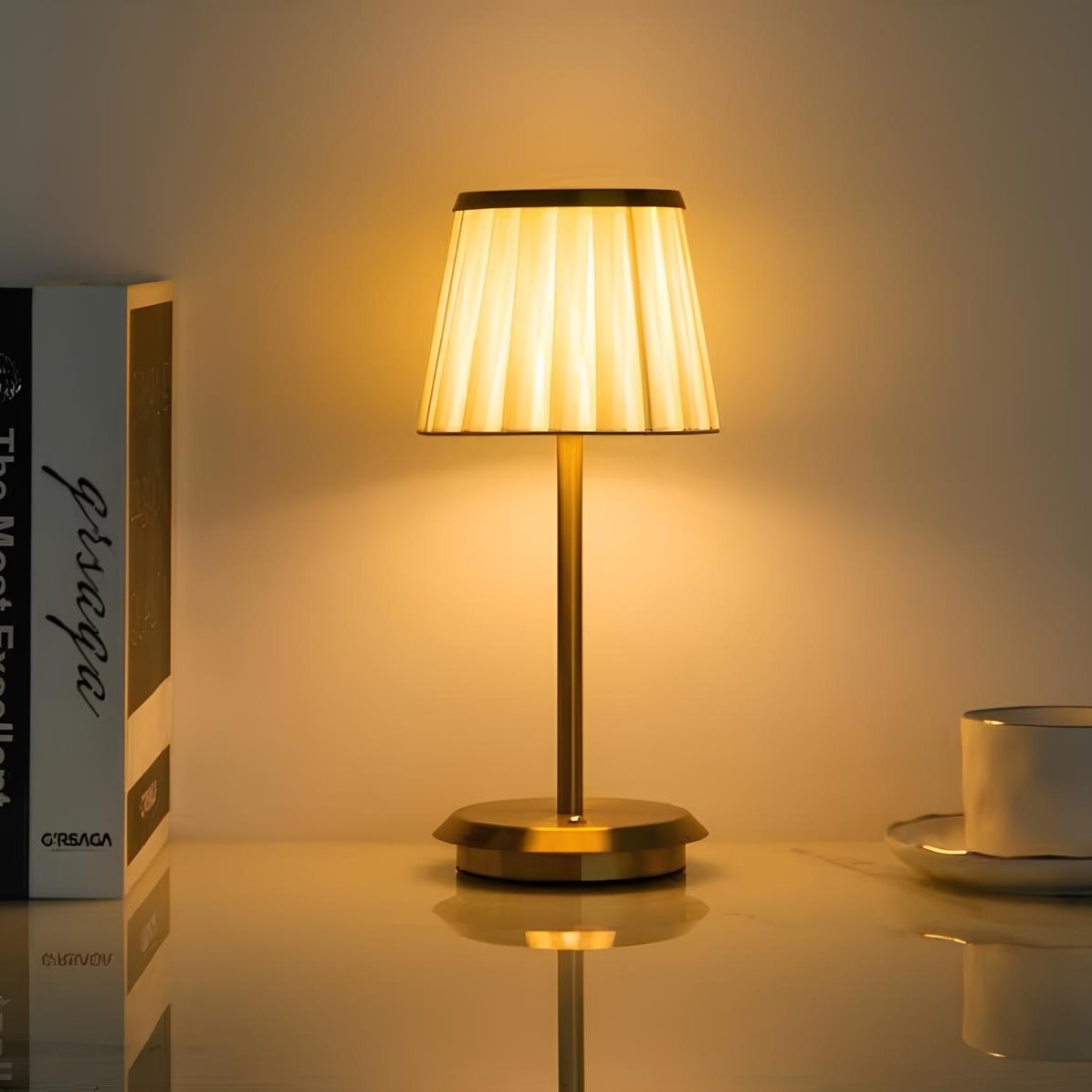 Klassische Tischlampe mit plissiertem Stoffschirm und Akku