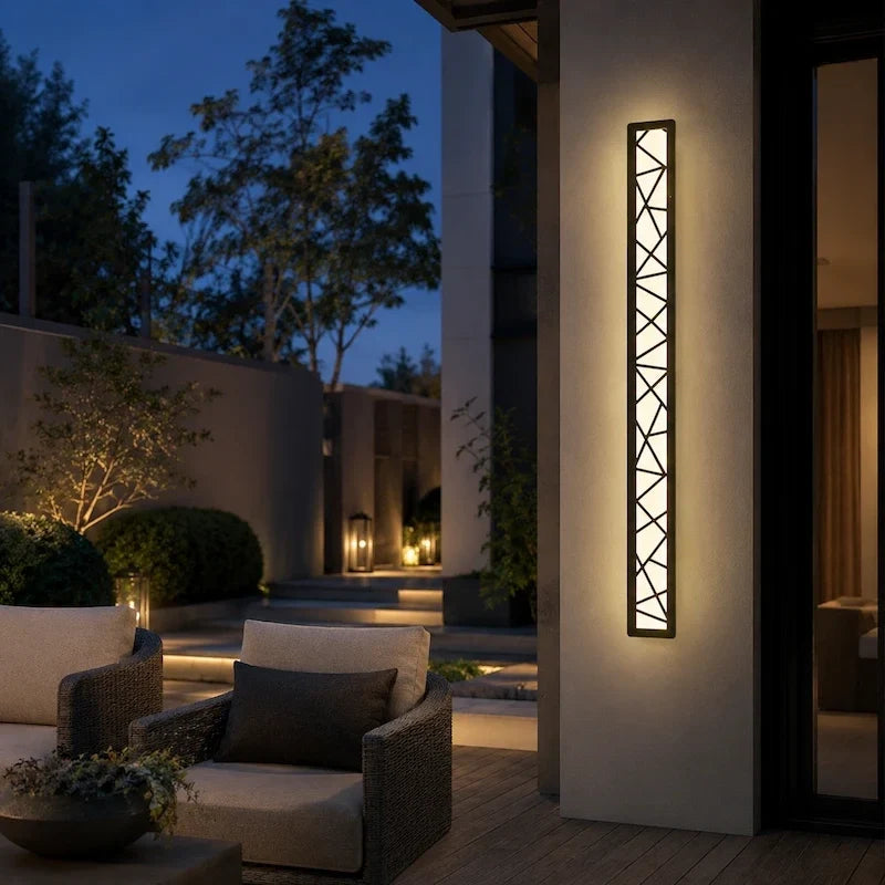 Linear Luxe™ Außenwandleuchte aus Schmiedeeisen und Aluminium