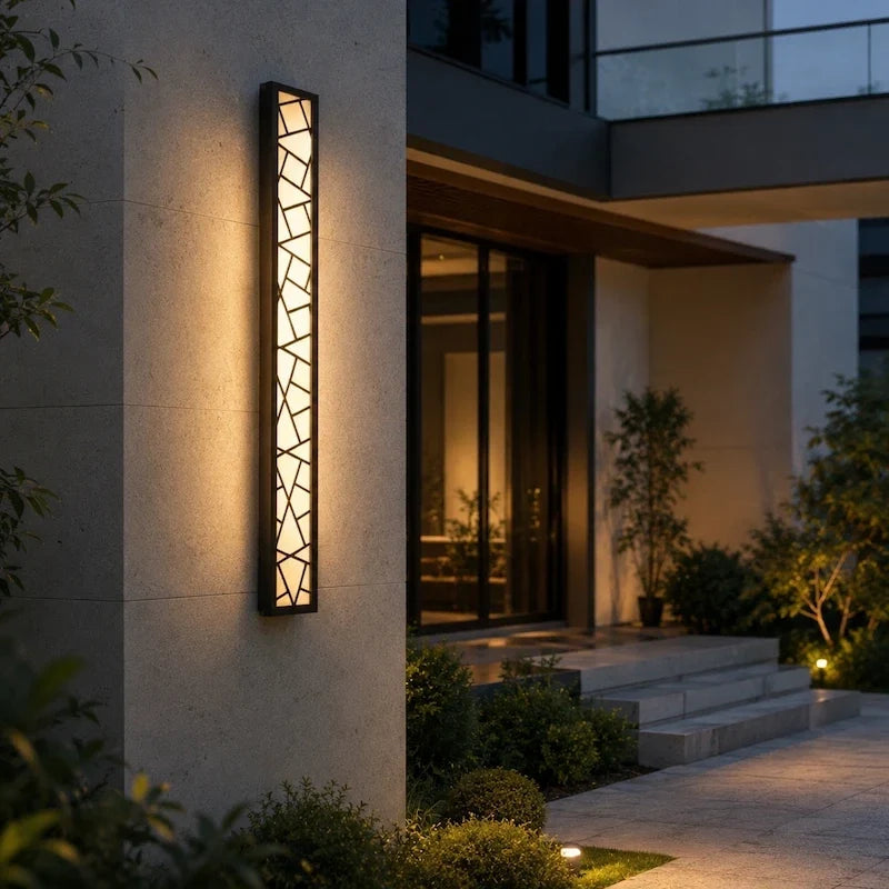 Linear Luxe™ Außenwandleuchte aus Schmiedeeisen und Aluminium