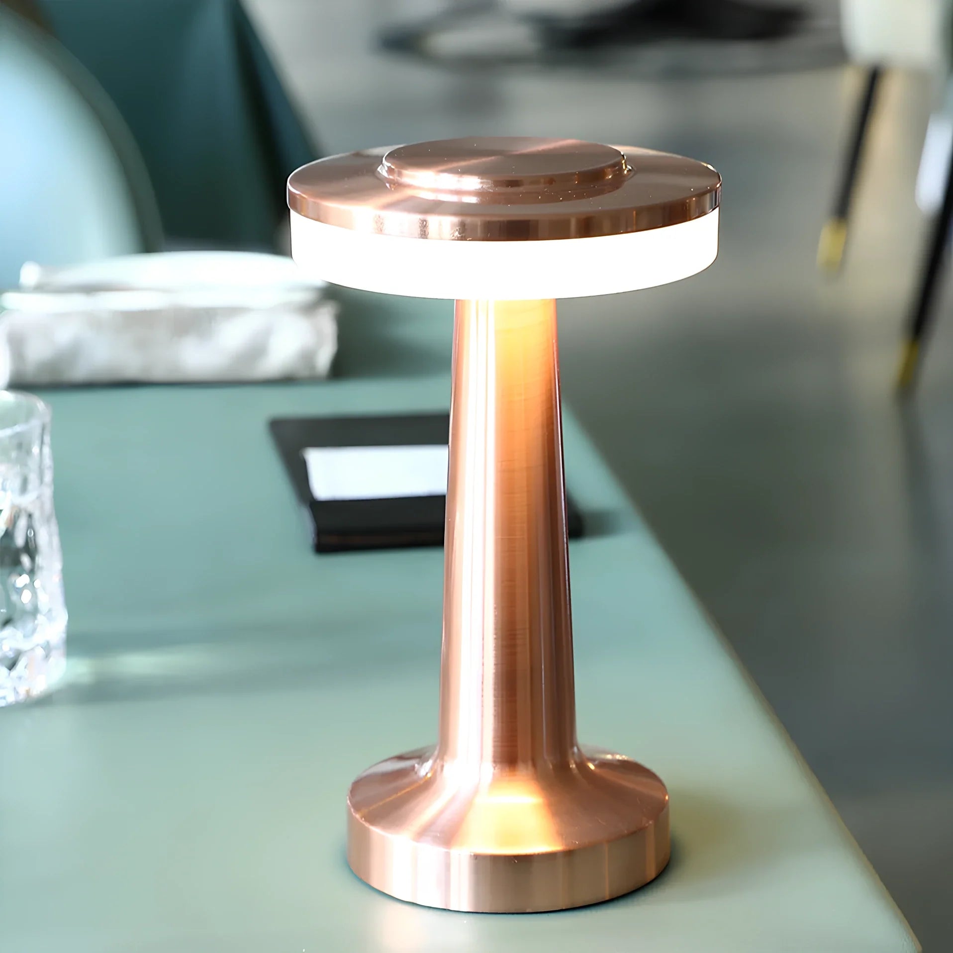 Retro Tischlampe aus Eisen mit dimmbarer Lichtfarbe und kabellosem Design