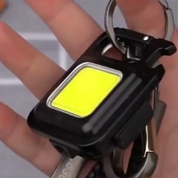 Multifunktionale Schlüsselanhänger-Taschenlampe mit Flaschenöffner