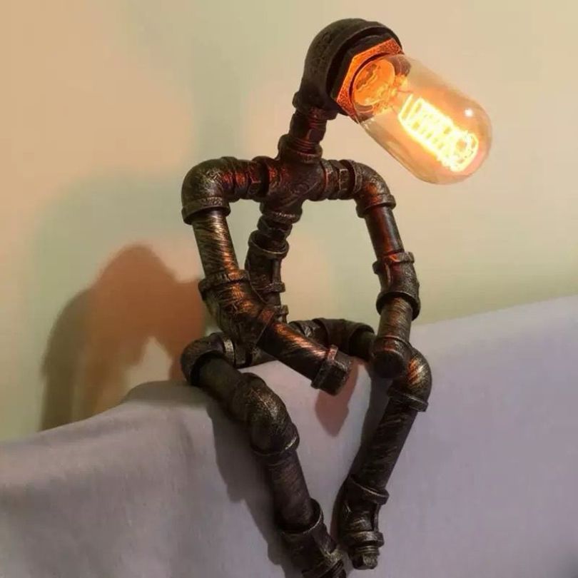 Steampunk Tischlampe aus Eisenrohren mit Vintage-Glühbirne