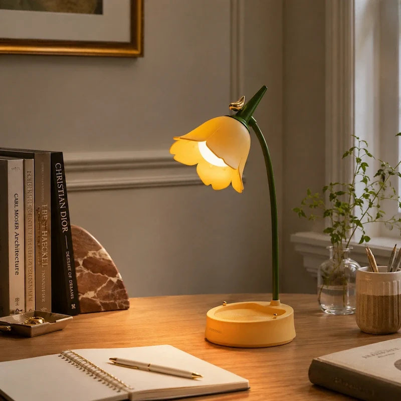 Flowerette Schreibtischlampe mit Blumen-Design und Vogelakzent