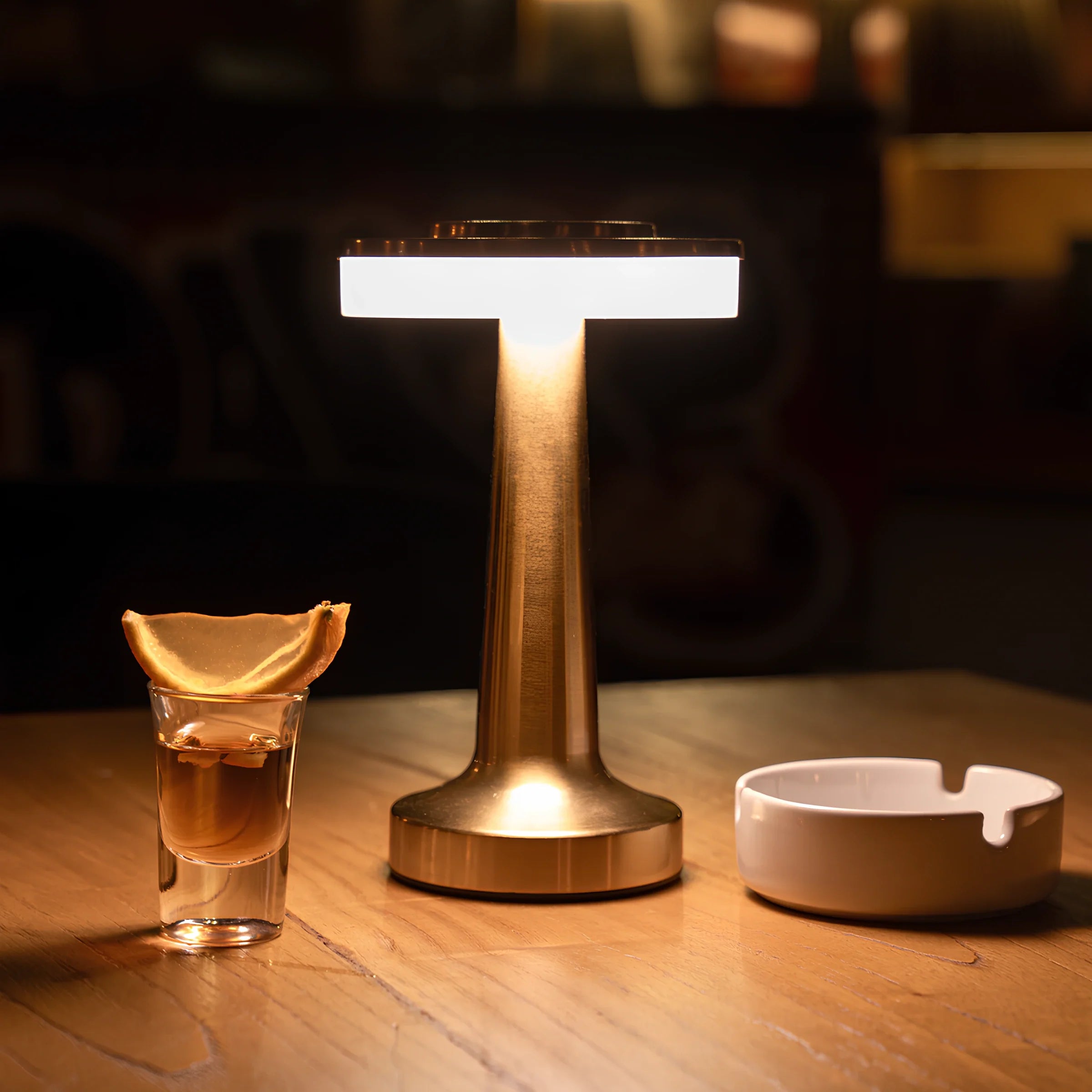 Retro Tischlampe aus Eisen mit dimmbarer Lichtfarbe und kabellosem Design