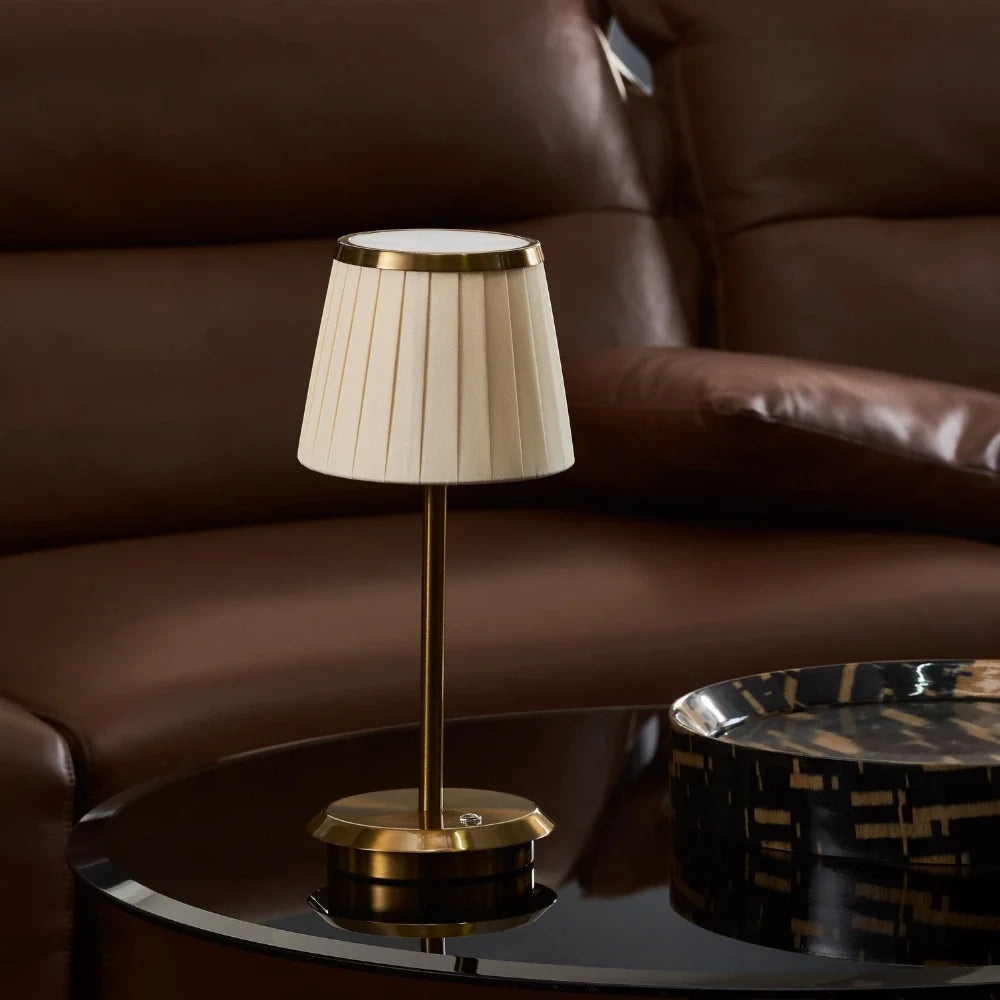 Klassische Tischlampe mit plissiertem Stoffschirm und Akku