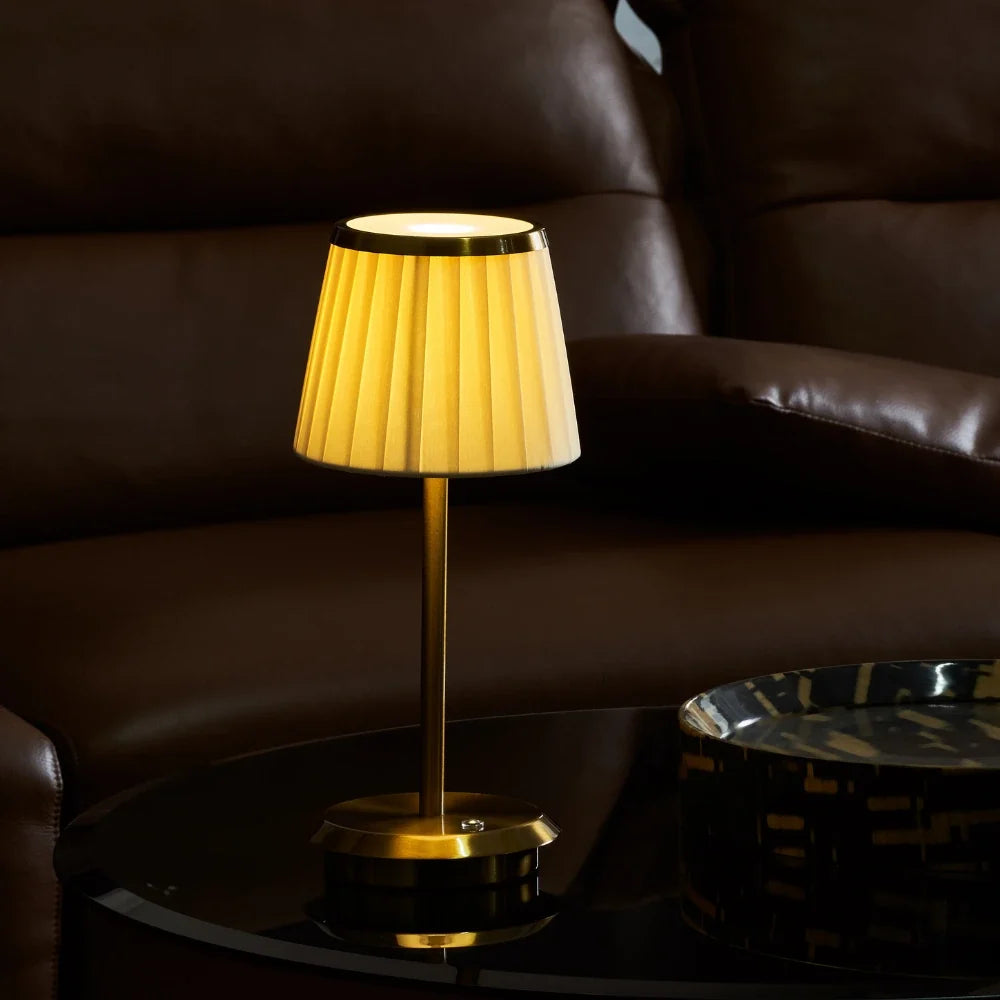 Klassische Tischlampe mit plissiertem Stoffschirm und Akku